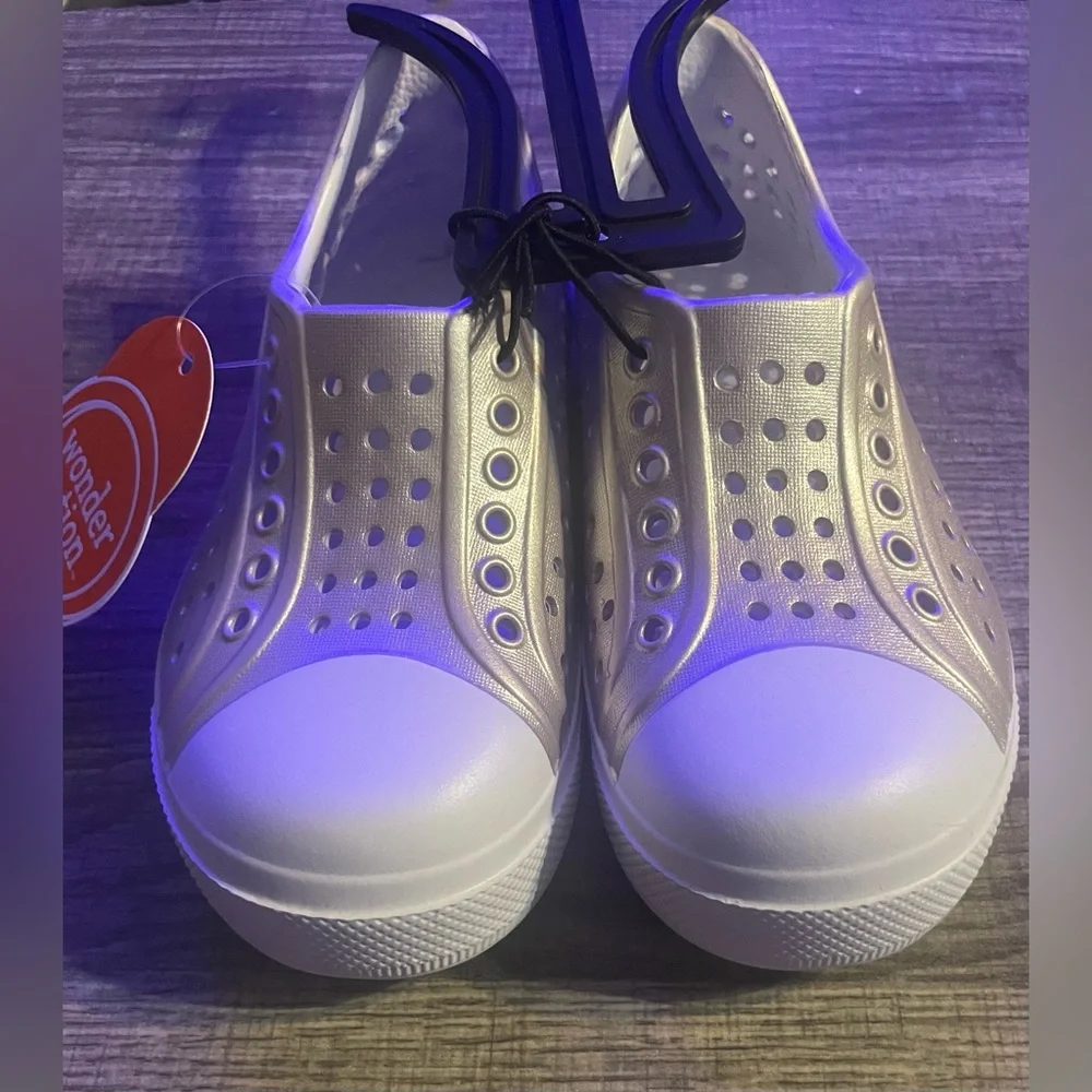 🔴‎ 3/$12 Wonder Nation Girls Gold Water Shoes! NWT! Size 7-8